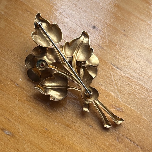 Vintage Coro Floral Brooch with Red Rhinestones - Picture 4 of 6